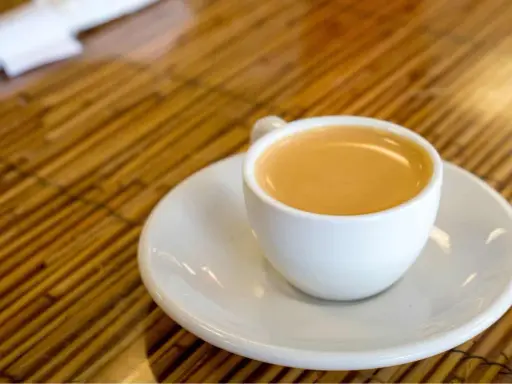 Eine Tasse heißer Kaffee, ein wahrer Genuss für den Morgen. Kaffee ole!