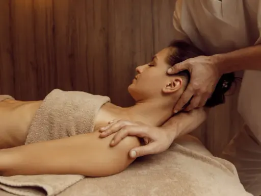 Relaks po całym dniu. Delikatny masaż karku i głowy przynosi ulgę.