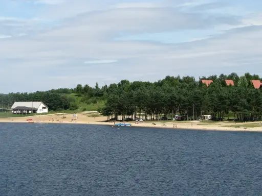 Letnie popołudnie nad jeziorem Chańcza. Piękna plaża, las i woda zachęcają do wypoczynku.