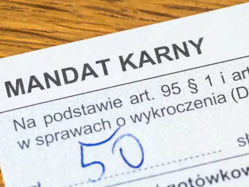 Fragment mandatu karnego z kwotą 50 złotych, wystawionego na podstawie przepisów prawa.