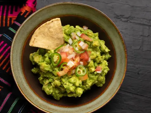 Guacamole: Prosty przepis, triki na przechowywanie i podawanie.