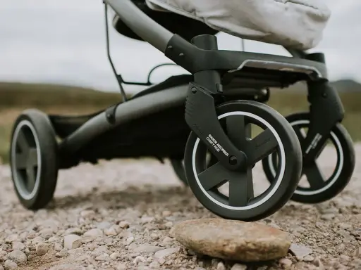 Wózek spacerowy obrotowy z amortyzatorami "Comfy Ride" gotowy na każdą wyprawę po kamienistym terenie.