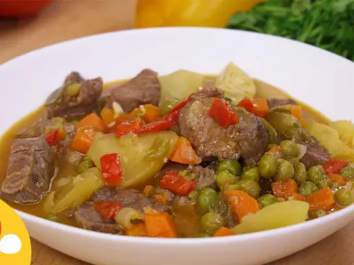 Un reconfortante plato de ternera a la jardinera, con trozos de carne tierna, patatas, zanahorias, guisantes y pimientos en una sabrosa salsa.