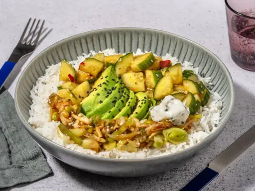 Schüssel mit Reis, Avocado, Gurken und Lauch. Ein köstliches Hauptgericht mit Avocado-Rezepten.