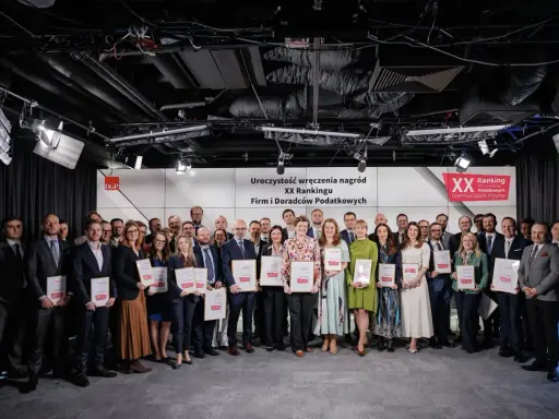 Grupa nagrodzonych osób z dyplomami na uroczystości wręczenia nagród XX Rankingu Firm i Doradców Podatkowych.