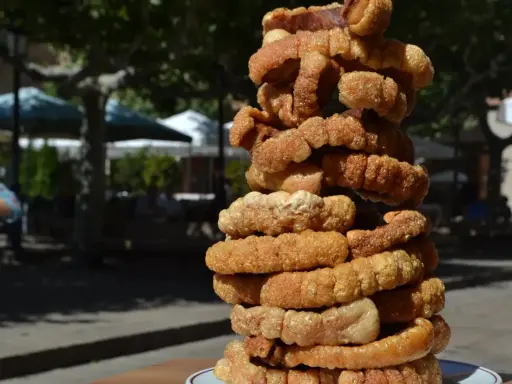 Torre de torreznos, un imprescindible que comer en Soria. Crujientes y dorados, perfectos para disfrutar al aire libre.