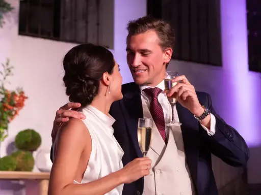 Novios brindando con champán, un momento perfecto para dedicatorias para novios que se casan.