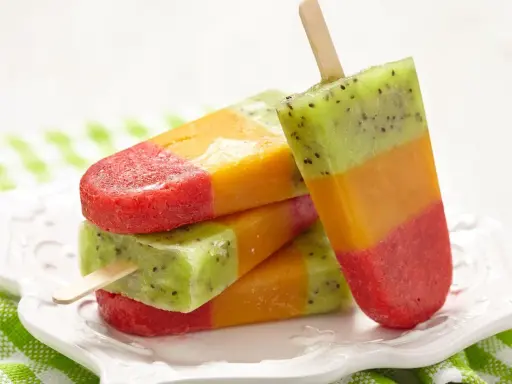 Kolorowe lody na patyku: truskawka, mango i kiwi. Idealne na lato, gdy szukasz prawdziwe lody przepis.