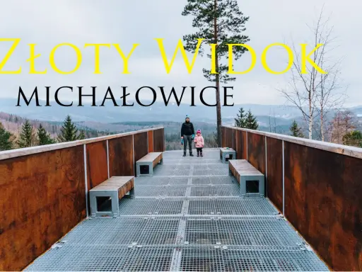 Rodzina podziwia złoty widok w Michałowicach z platformy widokowej.