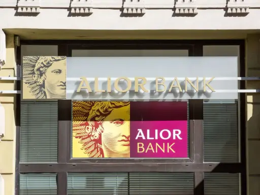 Alior Bank oferuje innowacyjne rozwiązania, w tym dostęp do kryptowalut. Na fasadzie banku widnieje logo z wizerunkiem głowy.