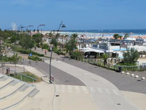 Passeggiata lungomare a Viserbella centro, con spiaggia attrezzata, stabilimenti balneari e un bistrot sul mare.
