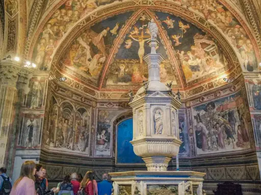 Pulpito rinascimentale e affreschi nella Cappella del Duomo di Siena, un must per chi visita cosa vedere a Siena e dintorni in 3 giorni.
