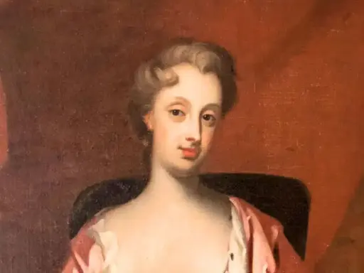 Porträtt av Christina Piper i rosa klänning, med en mjuk blick och uppsatt hår.
