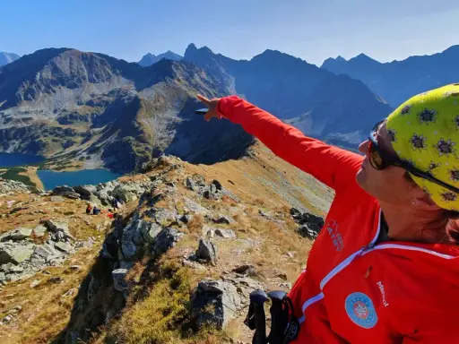 Na kursie przewodnik tatrzański, instruktorka wskazuje drogę nad Morskie Oko.