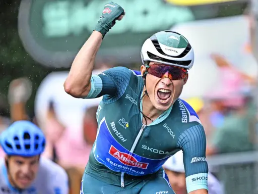 Jasper Philipsen jubelt im Regen, die Faust geballt. Ein Triumph im Radsport, der ihm alles abverlangte.