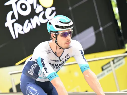 Radfahrer Phil Bauhaus im Bahrain Victor-Trikot, bereit für die Tour de France.