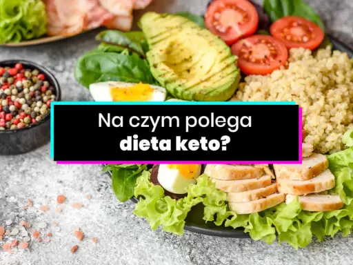 Kolorowa sałatka z awokado, pomidorami, jajkiem i kurczakiem. Idealna na keto dietę.
