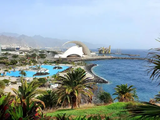 Widok na Auditorium w Santa Cruz de Tenerife, baseny, port i góry. Idealne miejsce, by zobaczyć, co oferuje miasto.