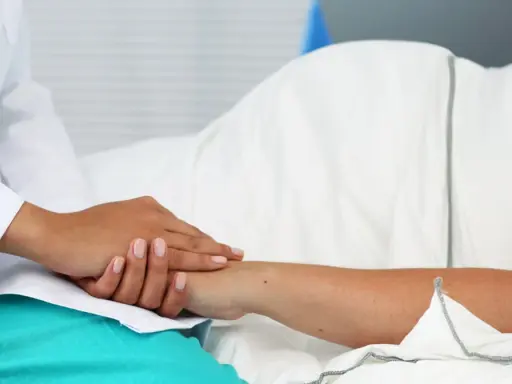 Lekarz uspokaja pacjentkę przed amniopunkcją, podkreślając, że amniopunkcja ryzyko jest minimalne.