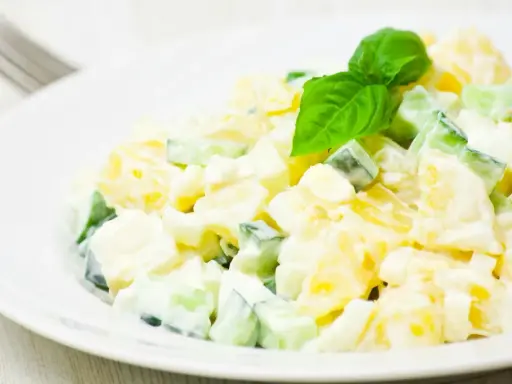 Ein cremiger Kartoffel-Gurken-Salat, garniert mit Basilikum. Perfekt für ein leichtes Mittagessen oder als Beilage. Dieses Kartoffel Gurken Salat Rezept ist ein Klassiker.