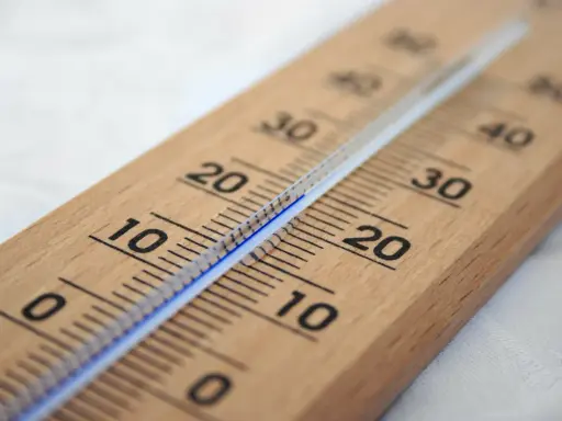 Drewniany termometr pokazuje temperaturę ok. 10°C. Sprawdzam, jaka jest minimalna temperatura w mieszkaniu przepisy.