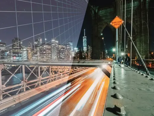 Nocny Nowy Jork z widokiem na Brooklyn Bridge. Efekt 3d lut dodaje głębi miejskiemu krajobrazowi, podkreślając światła samochodów i budynków.