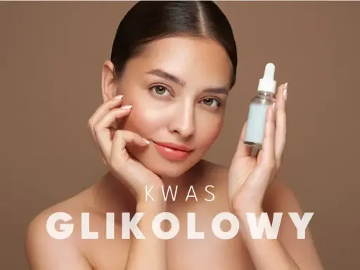Kwas glikolowy na co? Młoda kobieta z serum w dłoni, które rozjaśnia i wygładza skórę.