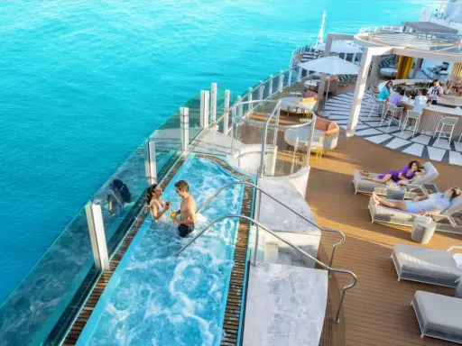 Coppia in jacuzzi su nave da crociera Caraibi, con bar e lettini prendisole. Un sogno di volo e crociera Caraibi.