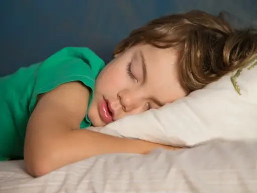Chłopiec śpi spokojnie. Czasem zdarza się moczenie nocne u 6 latka, ale sen jest ważny.