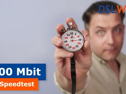 Mann hält Stoppuhr, die 100 Mbit/s Speedtest symbolisiert. DSLWEB Logo im Hintergrund.