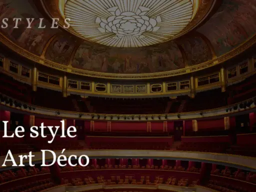 Intérieur d'un théâtre orné, avec des fresques au plafond et des sièges rouges. Un style Art Déco pour une soirée inoubliable.