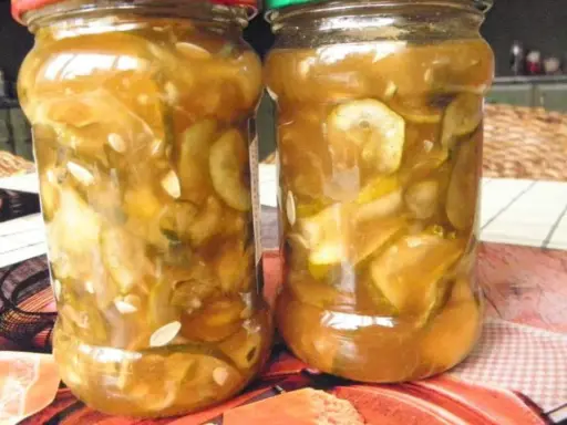 Słoiki z ogórkami z chili i czosnkiem, gotowe na zimę.