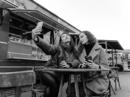 Momento perfetto per una foto da fare con la bff, con caffè e un sorriso davanti al food truck.