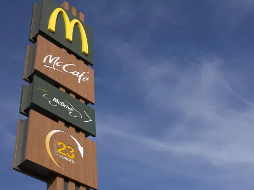 Znak McDonald's z McCafe i McDrive. Zastanawiasz się, ile się zarabia w maku?