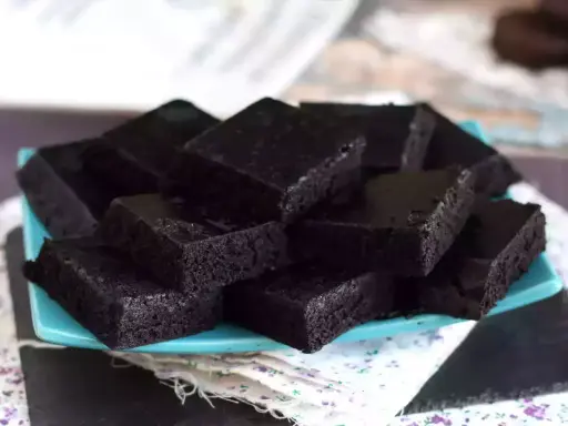 Mörka, saftiga bitar av oreo kaka recept, staplade på en ljusblå tallrik. Perfekt för fikat!