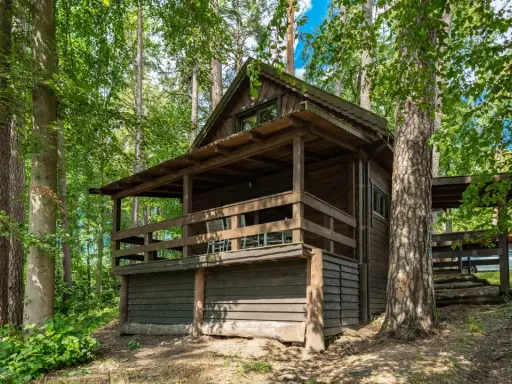 Drewniane domki kempingowe Mazury w otoczeniu zieleni. Idealne miejsce na wypoczynek wśród natury.