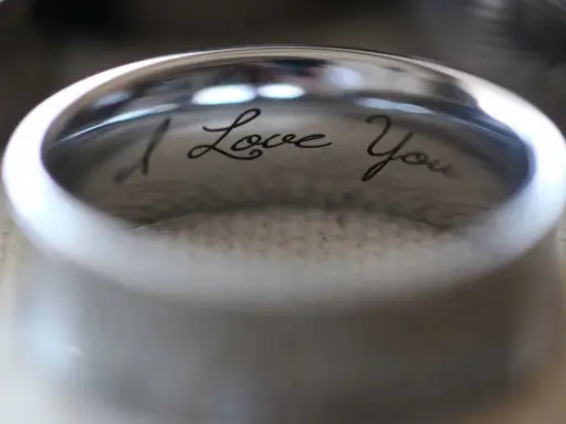 Obrączka z wygrawerowanym napisem "I Love You". Krótkie sentencje na grawer, jak ta, dodają biżuterii osobistego charakteru.