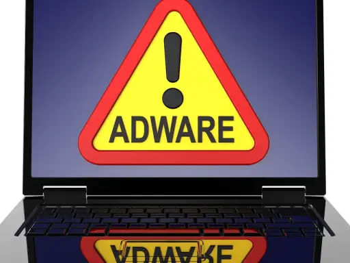 Warnung auf Laptop-Bildschirm: gelbes Dreieck mit Ausrufezeichen und dem Wort "ADWARE". Ein Adware-Virus ist eine Bedrohung.
