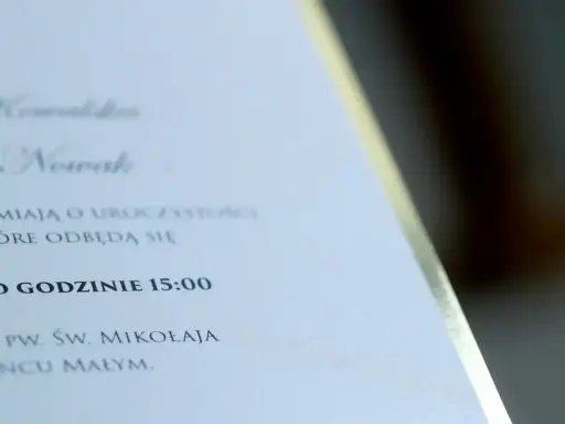 Zawiadomienie do pracy o ślubie Kowalskich i Nowaków. Uroczystość odbędzie się o godzinie 15:00 w kościele pw. Św. Mikołaja w Tyncu Małym.