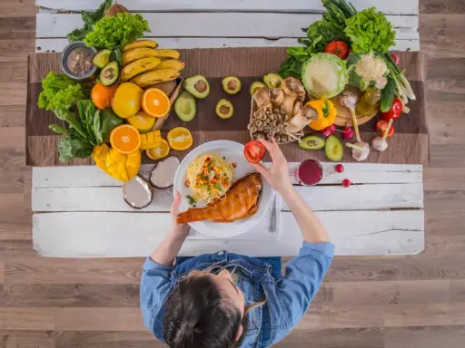 Zdrowa dieta w chorobie nerek: ryba, makaron, warzywa i owoce na stole.