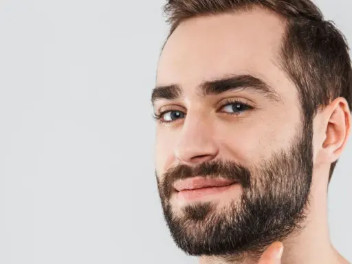 Grubszy zarost po goleniu? Dermatolog obala popularny mit