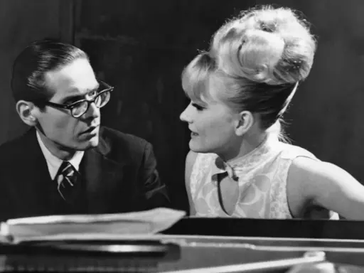 Monica Zetterlund, maka med en pianist, ser ut att dela en tanke under en musikalisk stund.