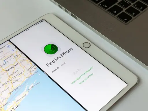Tablet z otwartą aplikacją "Find My iPhone" i mapą.
