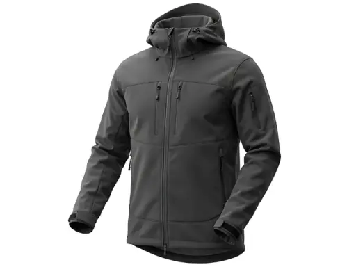Szara kurtka softshell z kapturem i licznymi kieszeniami. Dowiedz się, w czym prać softshell, by zachować jego właściwości.
