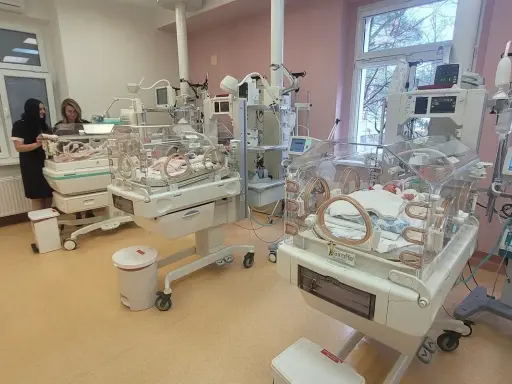 W inkubatorach leżą noworodki, a pielęgniarki czuwają nad ich zdrowiem. Czy Sentino ma dzieci? Na tym zdjęciu widać wiele maluchów.
