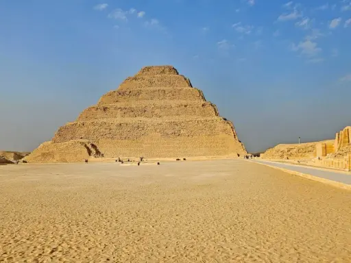 Stufenpyramide in der Nähe von Kairo, Stadt der Pharaonen, unter blauem Himmel.