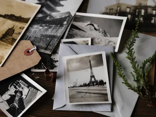 Stare fotografie, w tym Wieża Eiffla, tworzą nostalgiczny kolaż. Idealne do opisu wspomnień, jak w fce speaking part 2.