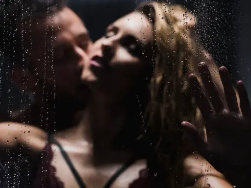 Intymna scena pary, krople deszczu na szybie. Czy to objaw hiperseksualności?