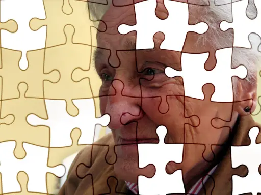 Twarz starszej osoby z Alzheimerem, jak puzzle, które powoli się rozpadają. Jak poznać, że chory na alzheimera umiera?