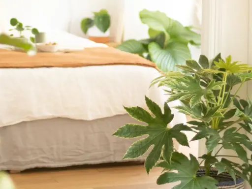 Grüne Zimmerpflanzen, die die Luft reinigen, schmücken ein Schlafzimmer mit einem Bett und einer Decke in warmen Erdtönen.